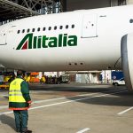 Al MiSE il tavolo su Alitalia, un aereo alitalia fermo sulla pista