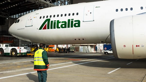 Al MiSE il tavolo su Alitalia, un aereo alitalia fermo sulla pista