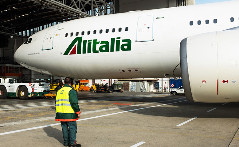 Al MiSE il tavolo su Alitalia, un aereo alitalia fermo sulla pista