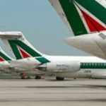 Tariffe speciali Alitalia per imprese e professionisti genovesi, veduta di aerei Alitalia in pista.
