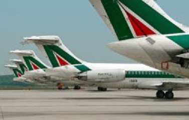 Tariffe speciali Alitalia per imprese e professionisti genovesi, veduta di aerei Alitalia in pista.