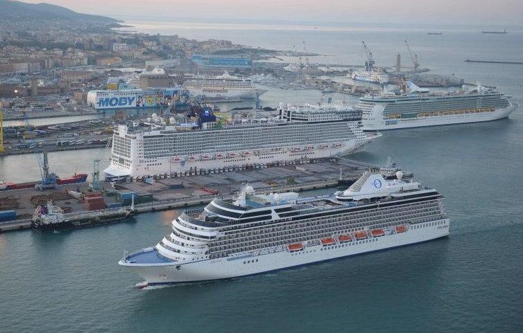 Tamponi gratuiti, nella foto una nave da crociera entra in porto a Livorno.