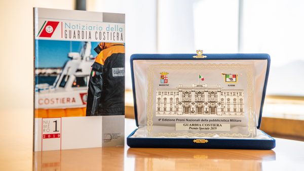 Guardia Costiera: premio speciale "Periodici – Ministeri/Difesa", la foto del premio, una targa.