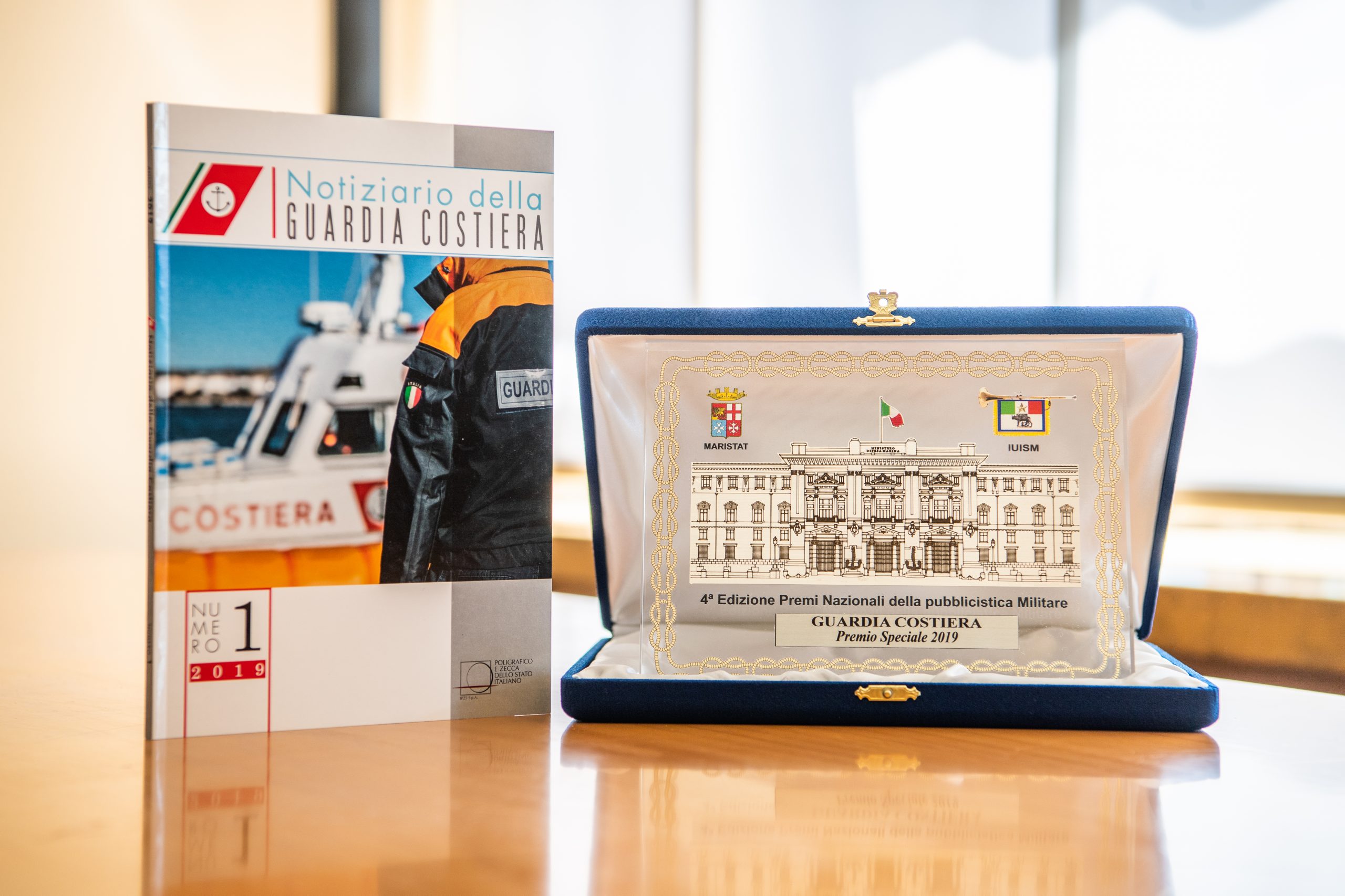 Guardia Costiera: premio speciale "Periodici – Ministeri/Difesa", la foto del premio, una targa.