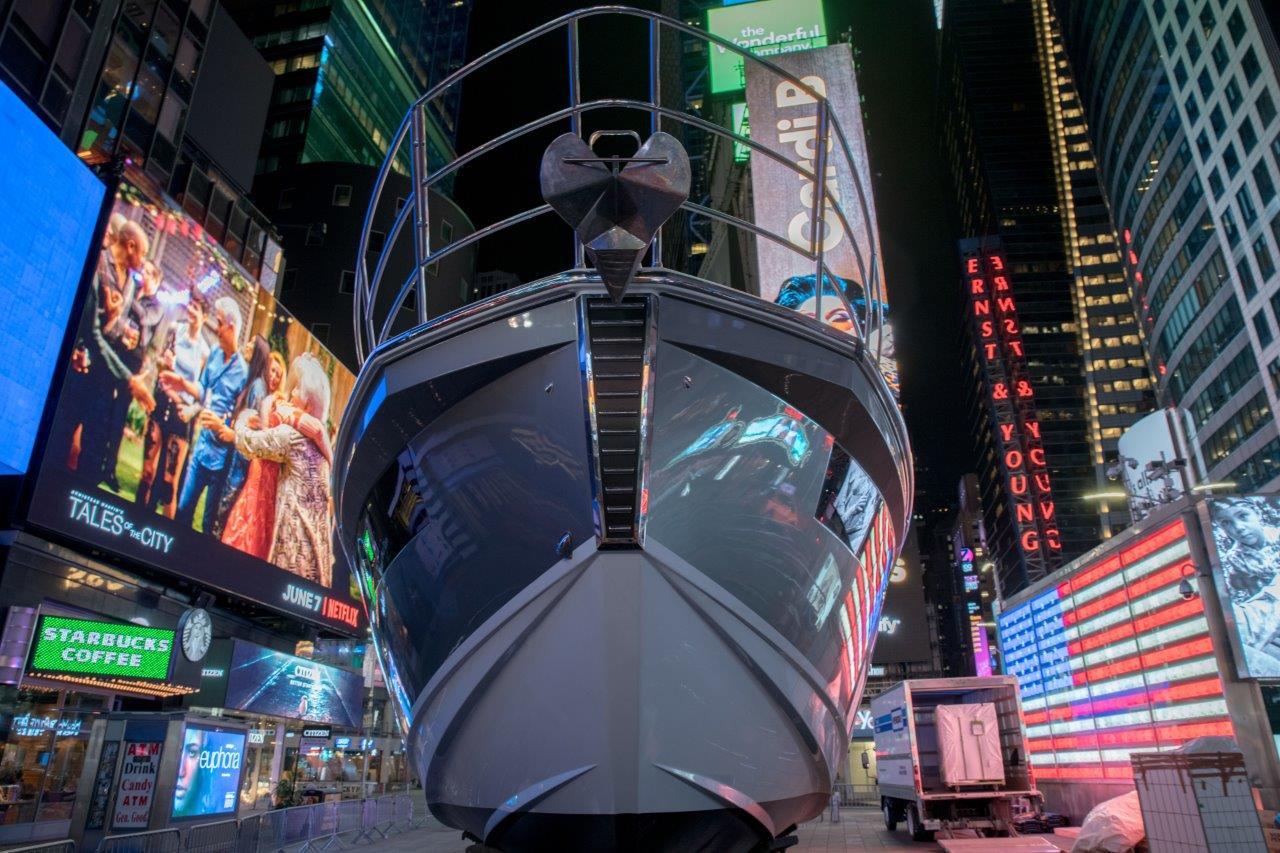 Azimut S6 esposto a Time Square