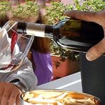 Coppa America: i vini sardi in mostra a Newport una mano versa il vino in un bicchiere