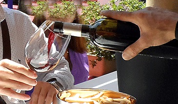 Coppa America: i vini sardi in mostra a Newport una mano versa il vino in un bicchiere
