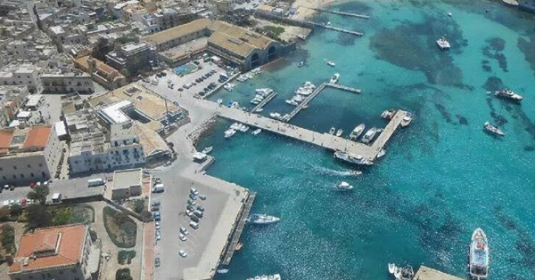 Favignana, venticinque milioni per il porto, visione aerea dello scalo marittimo