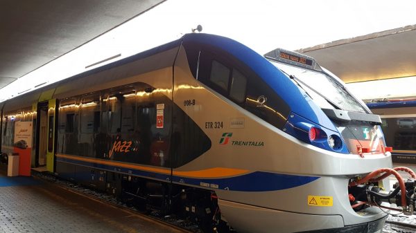 Linea ferroviaria Stia-Arezzo-Sinalunga treno denominato jazz
