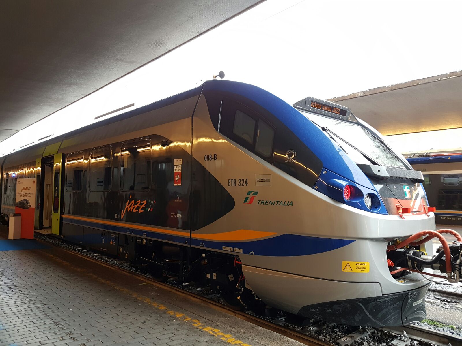 Linea ferroviaria Stia-Arezzo-Sinalunga treno denominato jazz