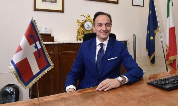 siti industriali piemonte Il neo presidente del Piemonte Cirio si insedia in Regione, Cirio seduto alla scrivania nella sde della Regione Piemonte. fca