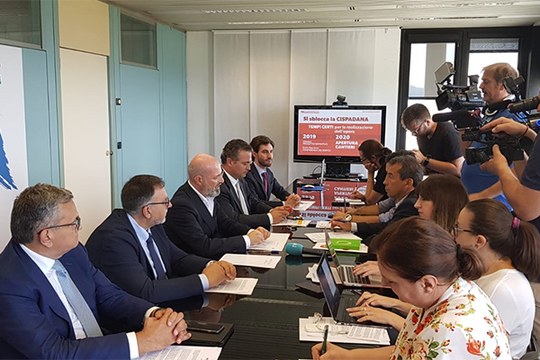 Cispadana, la Regione accelera, nella foto conferenza stampa a Bologna, in Regione, dal presidente della Giunta, Stefano Bonaccini, e dal vicepresidente e assessore regionale ai Trasporti e infrastrutture, Raffaele Donini, insieme a Graziano Pattuzzi, presidente di Arc, Gian Domenico Tomei, presidente della Provincia di Modena, e Giorgio Zanni, presidente della provincia di Reggio Emilia.