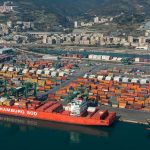 Hamburg Sud, la linea SERA 4 dall'Oriente al Mediterraneo scalerà il Porto di Genova, una nave Hamburg all'ormeggio