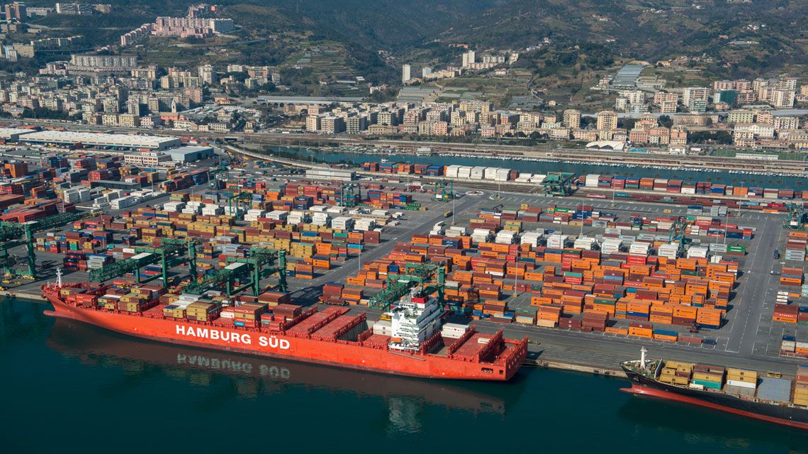 Hamburg Sud, la linea SERA 4 dall'Oriente al Mediterraneo scalerà il Porto di Genova, una nave Hamburg all'ormeggio