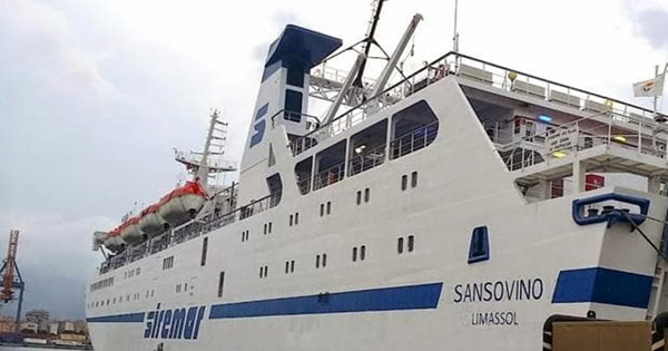 La nave Sansovino ferma all'ormeggio