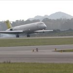 Aeroporto di Olbia: approvati fondi ampliamento. Aeroplano in decollo.