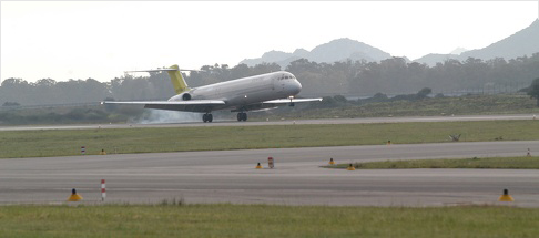 Aeroporto di Olbia: approvati fondi ampliamento. Aeroplano in decollo.