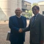 Malaysia in Regione a Bologna stretta di mano tra l'asessore Patrizio Bianche il Governatore del Sarawak in Malaysia, Abdul Rahman Zohariy