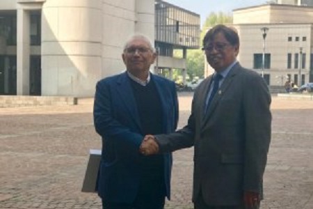 Malaysia in Regione a Bologna stretta di mano tra l'asessore Patrizio Bianche il Governatore del Sarawak in Malaysia, Abdul Rahman Zohariy