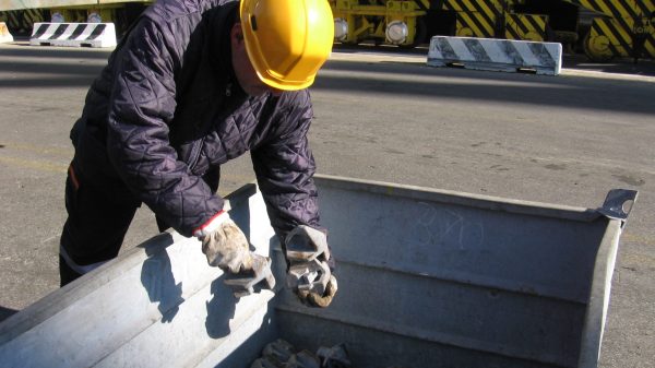 Regione Toscana: Porti, logistica e cantieri, tre bandi per salute e sicurezza, un operaio con i presidi di protezione, casco e guanti