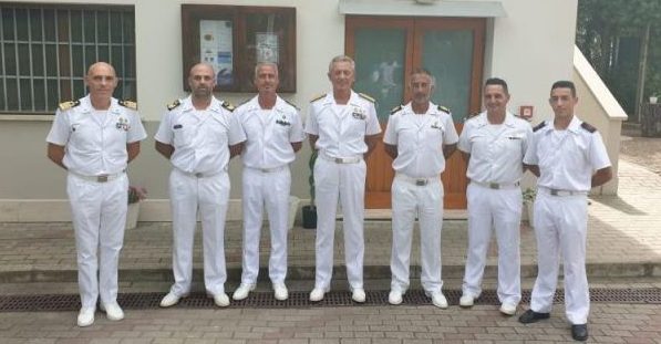 ammiraglio Pettorino, in visita a Livorno foto con il personale.
