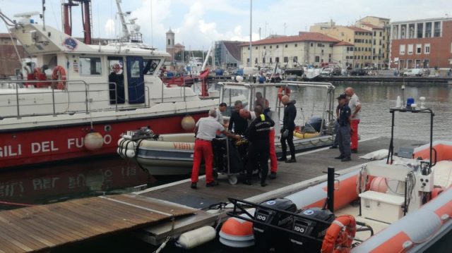 Tragedia in porto a Livorno, indagini in corso, le immagini del recupero del corpo.
