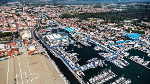 Versilia Yachting: nuove date e cambio di location una visione aerea della fiera di quest'anno