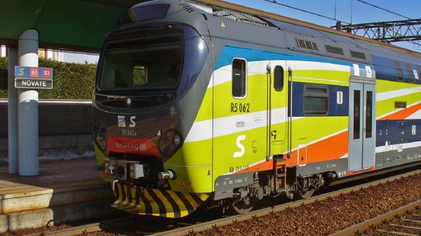 Terzi e Trenord incontrano i pendolari. un treno di Trenord in stazione