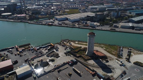 Microtunnel a Livorno: una storia infinita, immagine aerea della zona con la torre del Marzocco