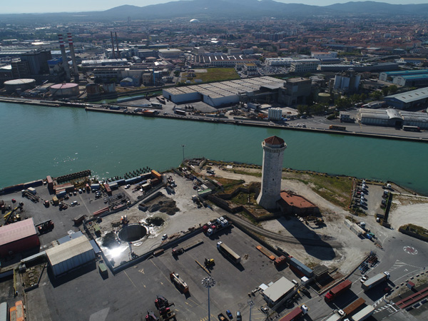 Microtunnel a Livorno: una storia infinita, immagine aerea della zona con la torre del Marzocco