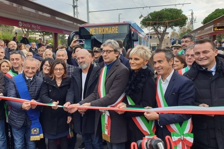 Metromare, da Rimini e Riccione, il taglio edel nasrtro, il giorno dell'inaugurazione