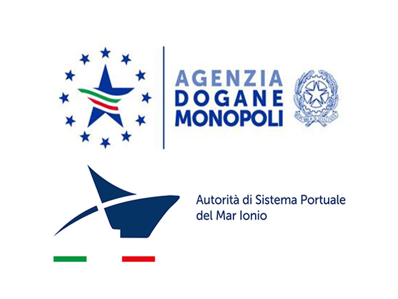 TARANTO – È stato firmato due giorni fa l’Accordo tra Agenzia delle dogane e dei monopoli e l’Autorità di Sistema portuale del mar Ionio per studiare la fattibilità tecnica della digitalizzazione delle procedure doganali nel porto di Taranto, primo passo per la realizzazione di uno specifico progetto nello scalo Il Direttore generale dell’Agenzia Benedetto Mineo ed il Presidente dell’Autorità di Taranto Sergio Prete hanno convenuto sulla necessità di collaborare per ottimizzare l’operatività doganale e logistica nel porto con la digitalizzazione e contribuire, così, allo sviluppo dello scalo ionico. “Si tratta di un accordo molto positivo – afferma il Direttore dell’Agenzia delle Dogane e dei Monopoli Mineo – che si aggiunge a quelli recentemente stipulati con altri porti italiani. Anche Taranto ha imboccato la strada della digitalizzazione e della modernizzazione del suo porto, il che consentirà di sostenere il potenziamento dei collegamenti intermodali e in particolare ferroviari”. Il Presidente dell’Autorità portuale Sergio Prete esprime grande soddisfazione per l’accordo “nella certezza che il lavoro sinergico delle due Amministrazioni porterà grande vantaggio in termini di efficienza e di maggiore produttività per il porto e per il territorio”.
