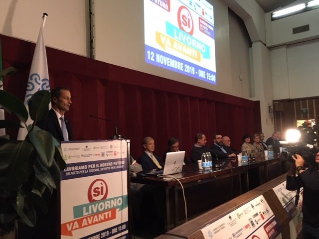 Sì Livorno va avanti, successo di partecipazione. il tavolo dei relatori