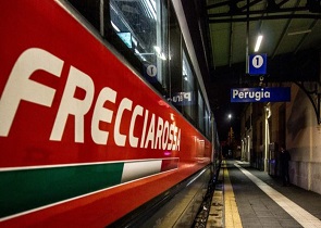 Frecciarossa Perugia-Milano-Torino: "servizio confermato". il Frecciarossa in stazione a Perugia
