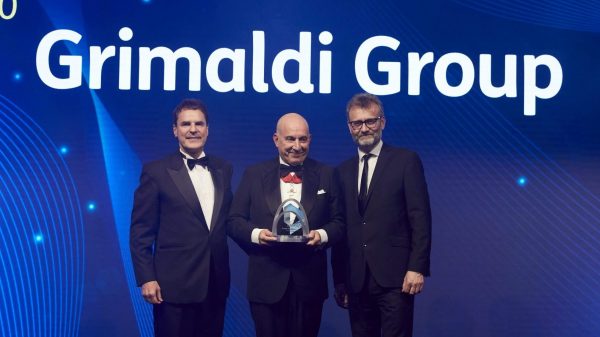 Il premio “Excellence in Decarbonisation towards 2050”,un momento della premiazione con Emanuele Grimaldi.