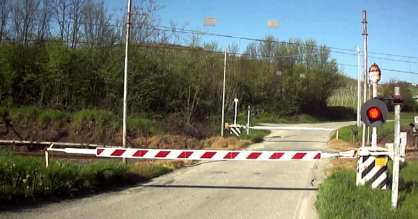 Linee ferroviarie in Sicilia: elimire 20 passaggi a livello, la fodo di un passaggio a livello, chiuso.