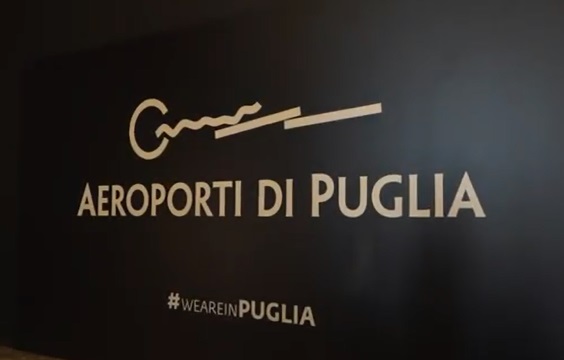 Aeroporto Karol Wojtyla di Bari: nuova Executive Vip Lounge, un cartellone pubblicitariuo dell'aeroporto