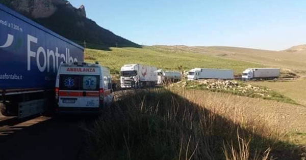 Autostrada A19, Musumeci richiama l'anas, una foto dell'incidente con una luga fila di camion