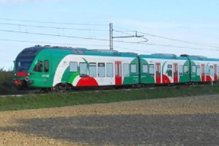 Bologna-Portomaggiore riaperta al traffico ferroviario, una immagine di un treno sulla linea interessata