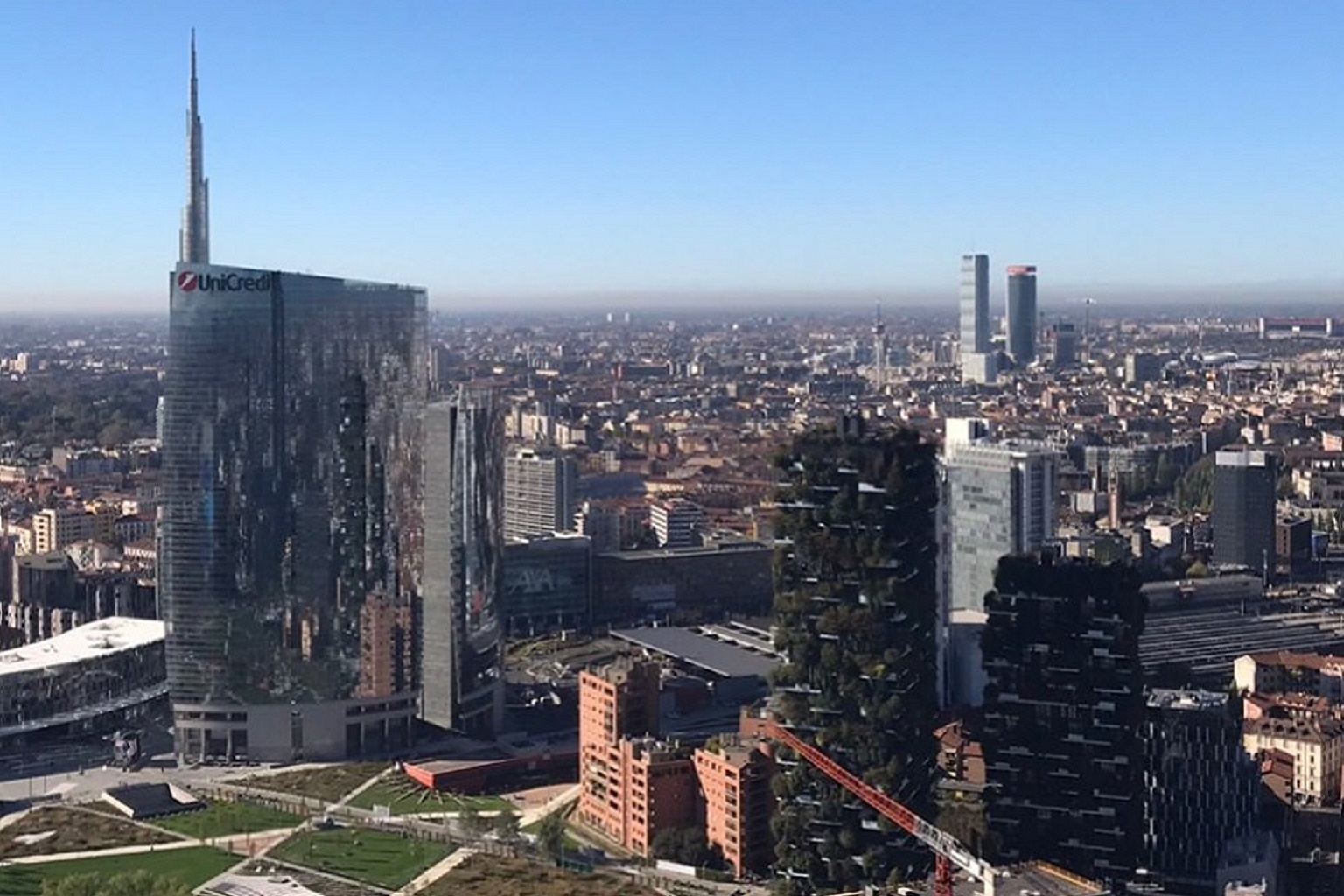 Smog, da oggi, revocate misure primo secondo livello, nella foto il palazzo della regione Lombardia in una panoramica.