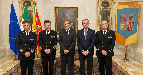 Ammiraglio Martello in visita a Palazzo Orleans, la foto dell'incontro da sinistra Isidori, Martello, Musumeci, Cordaro e Russo