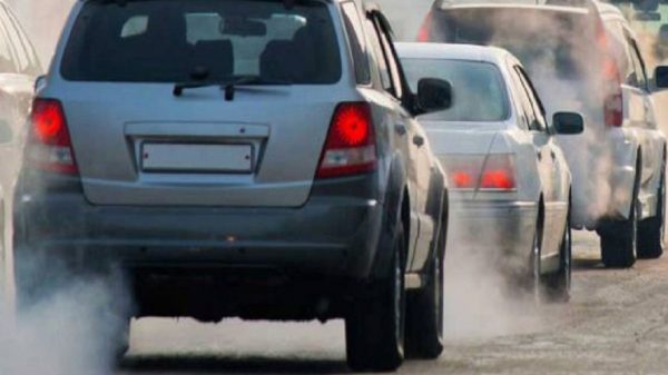 Smog: revocate le misure temporanee a Lodi e Cremona, nella fotografia l'emissione di gas da parte delle automobili.