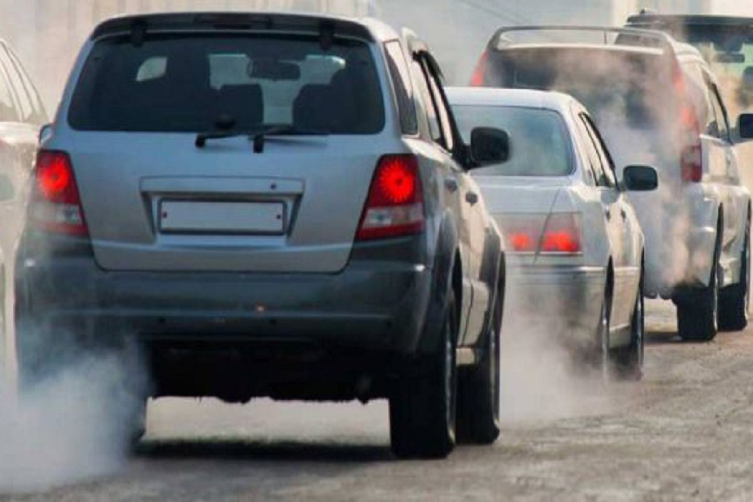 Smog: revocate le misure temporanee a Lodi e Cremona, nella fotografia l'emissione di gas da parte delle automobili.