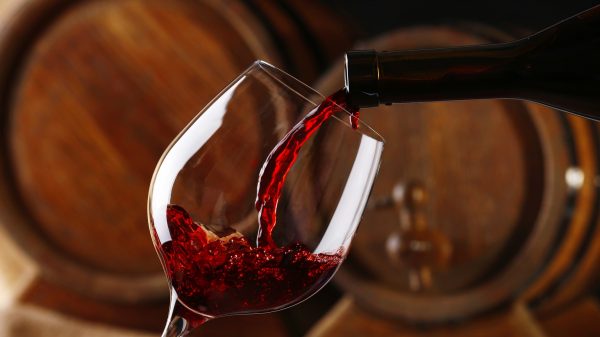 Rolfi: 3,4 milioni per 16 progetti di internazionalizzazione del vino, nella foto la mescita di un vino rosso