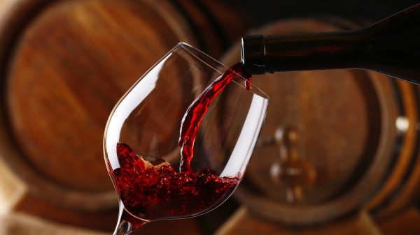 Rolfi: 3,4 milioni per 16 progetti di internazionalizzazione del vino, nella foto la mescita di un vino rosso vinitaly