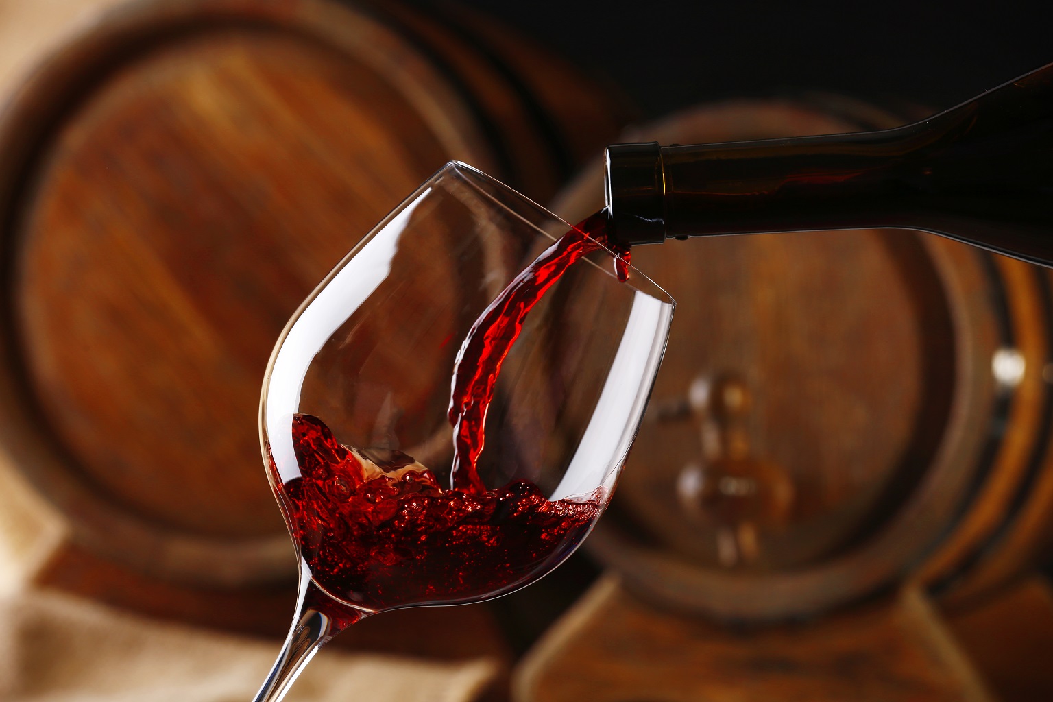 Rolfi: 3,4 milioni per 16 progetti di internazionalizzazione del vino, nella foto la mescita di un vino rosso vinitaly