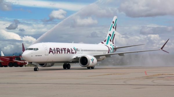 Air Italy, presidente Fontana: no a liquidazione, nel,la foto un aereo di Air Italy