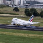 Air France: aggiornamento sui voli per l'Italia, un aereo della compagnia in fase di decollo