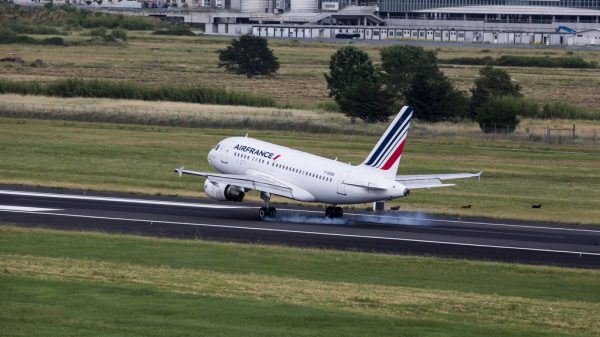 Air France: aggiornamento sui voli per l'Italia, un aereo della compagnia in fase di decollo