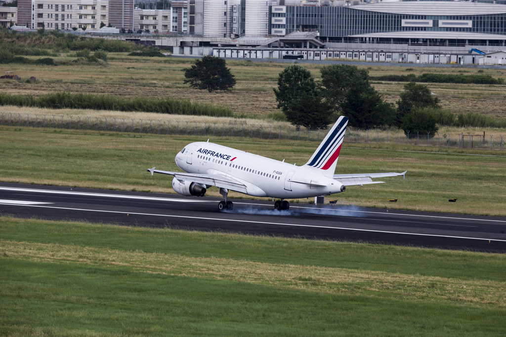 Air France: aggiornamento sui voli per l'Italia, un aereo della compagnia in fase di decollo